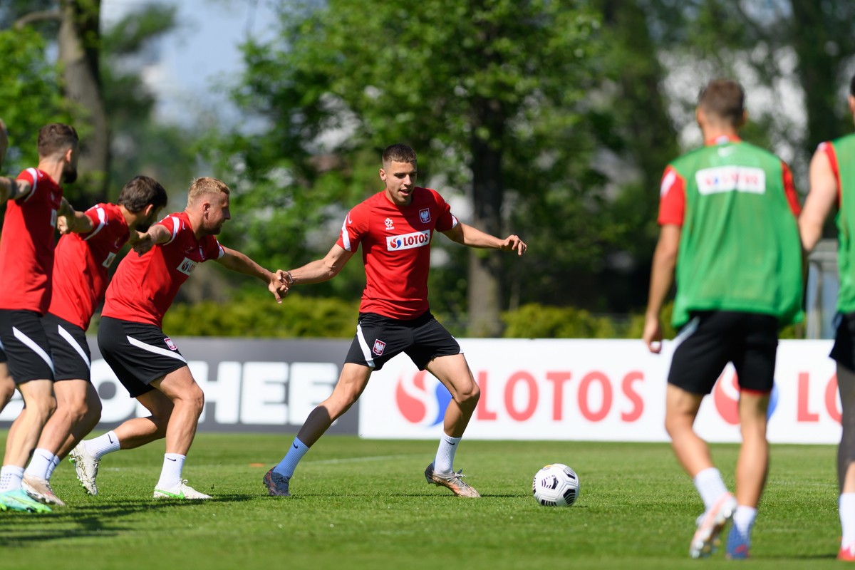 Zawodnicy piłkarskiej reprezentacji Polski Jan Bednarek (C) i Kamil Glik (3L) podczas treningu kadry w Opalenicy