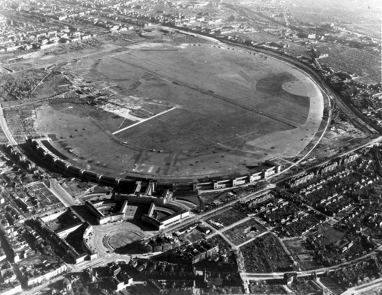 Baza Lotnicza Tempelhof w 1948 r. W lewej części lotniska nadal wyraźnie widać układ pierwszego lotniska Tempelhof, które powstało w 1923 r.