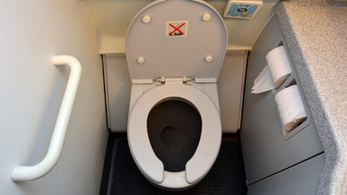 Co się dzieje, gdy spłukujesz toaletę w samolocie?