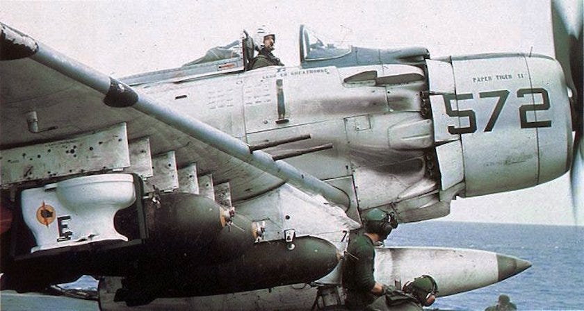 Samolot US Navy A-1H Skyraider przygotowywany do misji na lotniskowcu USS Midway w październiku 1965 roku.