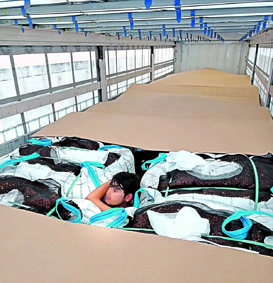 Skrivali su se među belom tehnikom, tekstilom, auto-delovima, gumama, kantama za smeće, kutijama lakova za nokte, pa do tovara kukuruza, džakova đubriva, svežih lubenica i kupusa