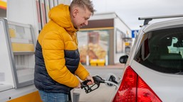 6,16 zł za litr benzyny i 7,60 zł za litr diesla. me podaje maksymalne