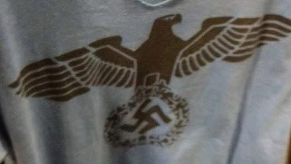 Koszulka ze swastyką w polskim sklepie. Humana People przeprasza