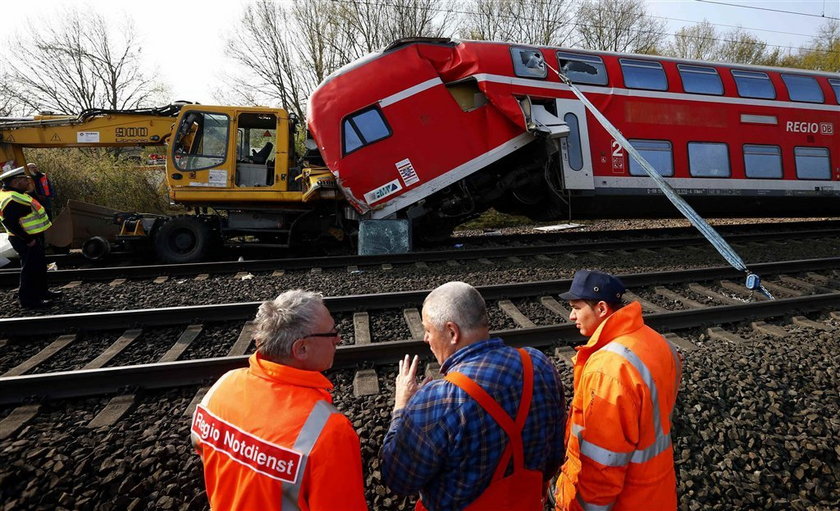Pociąg zderzył się z koparką w Niemczech