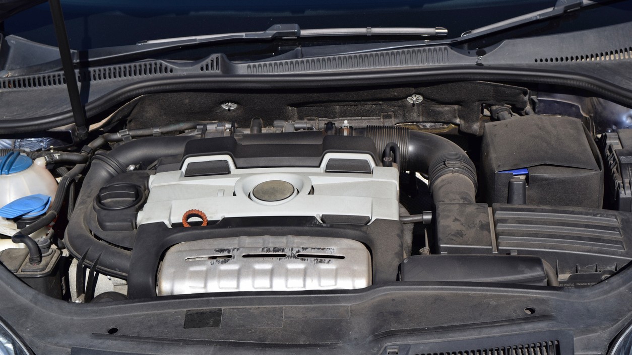 Detailný záber na motor, ktorý je podozrivo čistý, čo naznačuje snahu zakryť úniky oleja.  