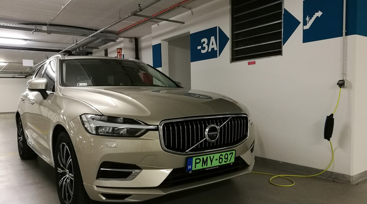 Alapáron csak konnektoros töltéshez való kábelt kapunk a 21 milliós plug-in hibrid XC60-ashoz. Ez bizony elég ciki, mert az utcai gyorstöltő oszlopok zöméhez a saját kábelünket kell/kéne használni…