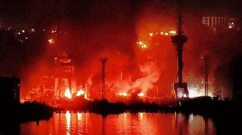 Płonąca stocznia w Sewastopolu.