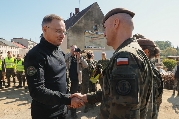 Andrzej Duda na terenach po powodzi. Kaczyński dosadnie skomentował