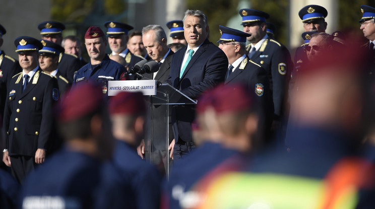 Orbán Viktor miniszterelnök beszédet mond a rendőrség állományába kinevezett tiszthelyettesek ünnepélyes eskütételén és a rendőrség új szolgálati gépjárműveinek szemléjén a fővárosi Hősök terén 2017. október 9-én / Fotó: MTI/Kovács Tamás