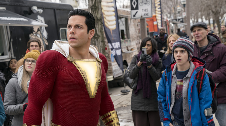 Shazam (Zachary Levi) az iskolája előtt sem hanyagolja a szuperhősködést / Fotó: InterCom