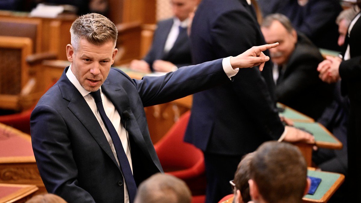 Novoizabrani premijer Mađarske Peter Mađar govori tokom inauguracione sednice mađarskog parlamenta u Budimpešti