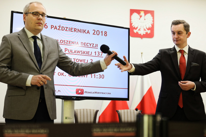 Członkowie Komisji Weryfikacyjnej Łukasz Kondratko oraz wiceprzewodniczący Sebastian Kaleta