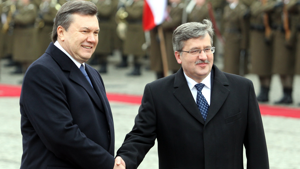Prezydencki minister Krzysztof Łaszkiewicz powiedział, że Bronisław Komorowski jest nastawiony kompromisowo wobec prac nad jego projektem zmian w konstytucji dotyczącym relacji Polski z UE. PiS sprzeciwia się zapisom odnoszącym się do przystąpienia do strefy euro.