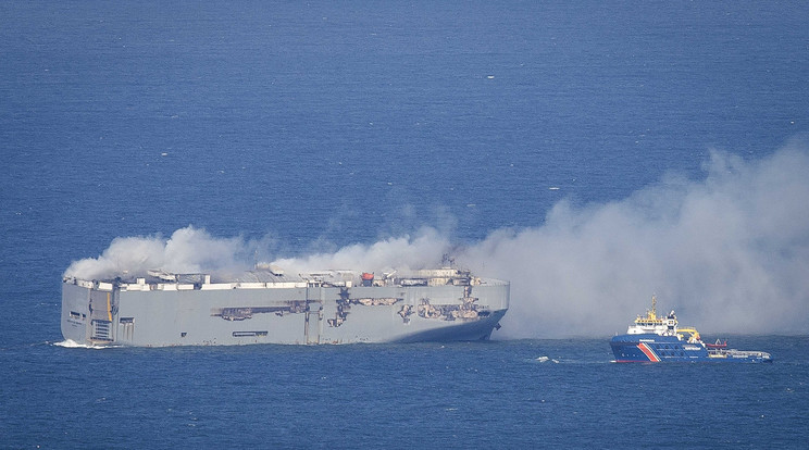 Elkezdték az égő autókkal megpakolt hajó vontatását / Fotó: EPA/JAN SPOELSTRA