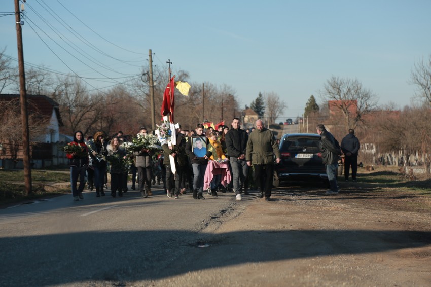 Na stotine ljudi ispratilo Stefana na večni počinak