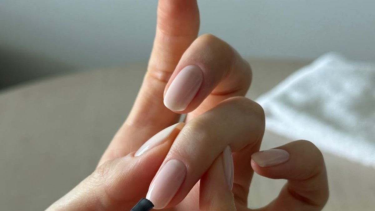  Lak na noktima vam se brzo ljušti i puca? Evo kako da manikir traje i do 10 dana