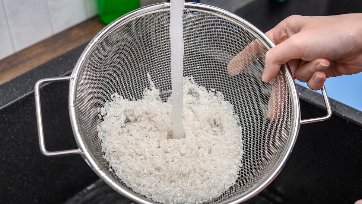 Industrijski proizvedeni pirinač je praktično čist i bezbedan, pa pranje uglavnom nije neophodno