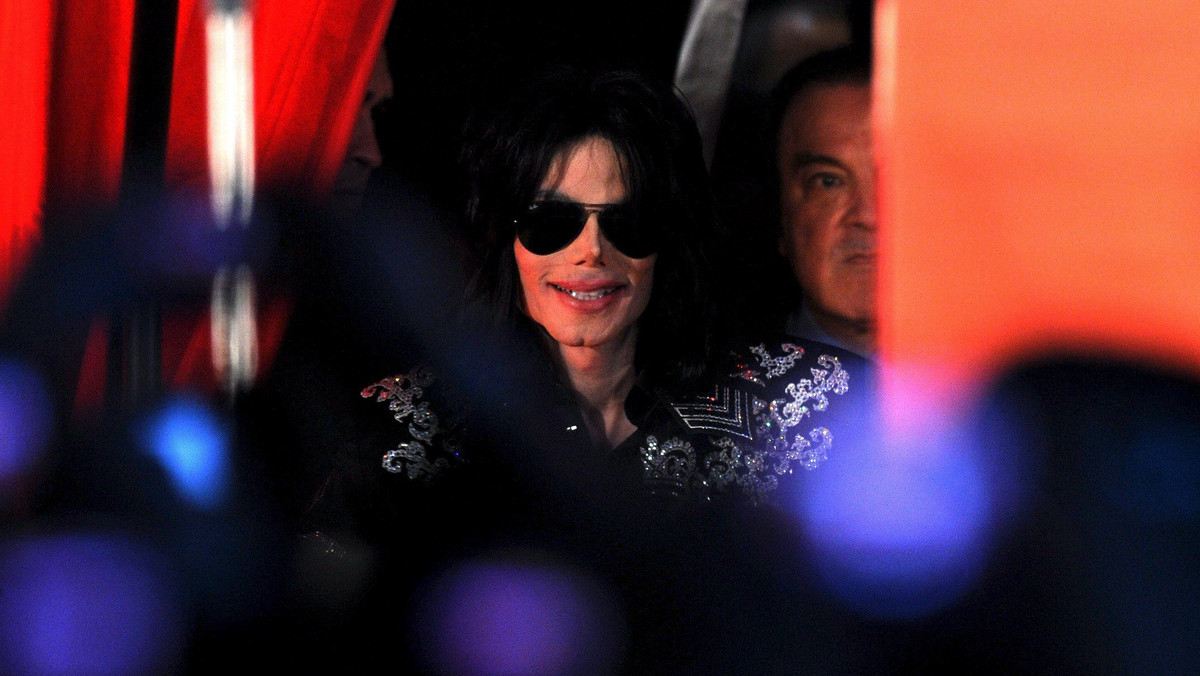 Rodzina Michaela Jacksona w obawie przed żądnymi fortuny króla popu postanowiła zabezpieczyć próbki jego DNA. Do takiego posunięcia zostali zmuszeni, kiedy dowiedzieli się, że Jacko, który rozważał posiadanie czwartego dziecka, oddał w zeszłym roku swoją spermę do banku nasienia w Los Angeles - czytamy w brytyjskim "Daily Mirror".
