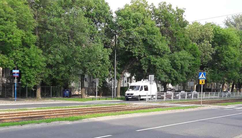 Służby nagrywają protestujących ludzi pod domem Kaczyńskiego. Oto dowód!