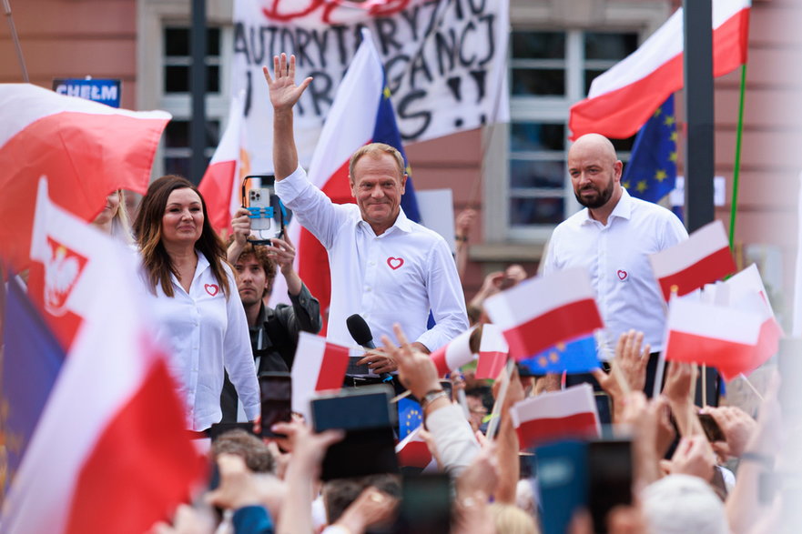 Wiec Platformy Obywatelskiej we Wrocławiu przed ubiegłorocznymi wyborami do parlamentu. Od lewej: Monika Wielichowska, Donald Tusk i Jacek Sutryk