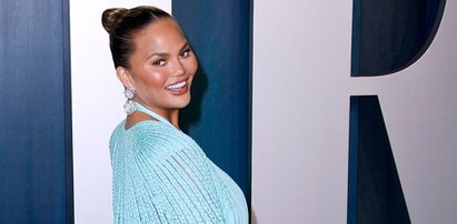 Chrissy Teigen przeszczepiła sobie brwi. Nie uwierzysz skąd wzięła włosy