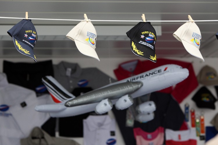 Stoisko z pamiątkami i gadżetami podczas Paris Air Show w Paryżu, Francja.
