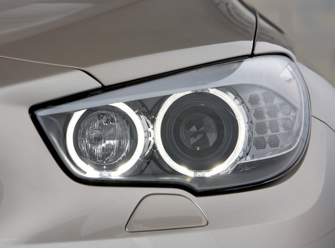 Najsłabszy w towarzystwie jest turbodiesel – z 3 litrów i sześciu cylindrów ustawionych obok siebie da kierowcy 245 KM i 540 Nm (od 1750 do 3 tys. obr./min)