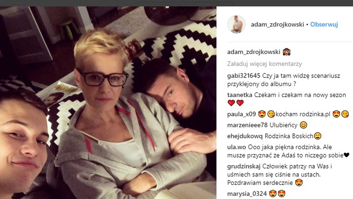Adam Zdrójkowski, gwiazda serialu "Rodzinka.pl", zdradził tajemnicę z planu. Młody aktor zamieścił na swoim profilu na Instagramie zdjęcie z Małgorzatą Kożuchowską i Tomaszem Karolakiem. Jednak coś innego przykuło uwagę internautów.