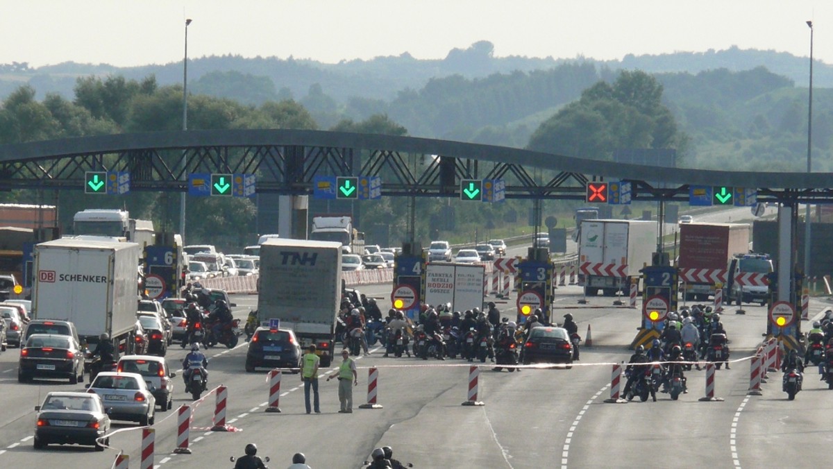 Na autostradzie A4 Katowice-Kraków trwa wymiana urządzeń poboru opłat. Kierowcy będą mieli do dyspozycji nie 9, a tylko 7 bramek.