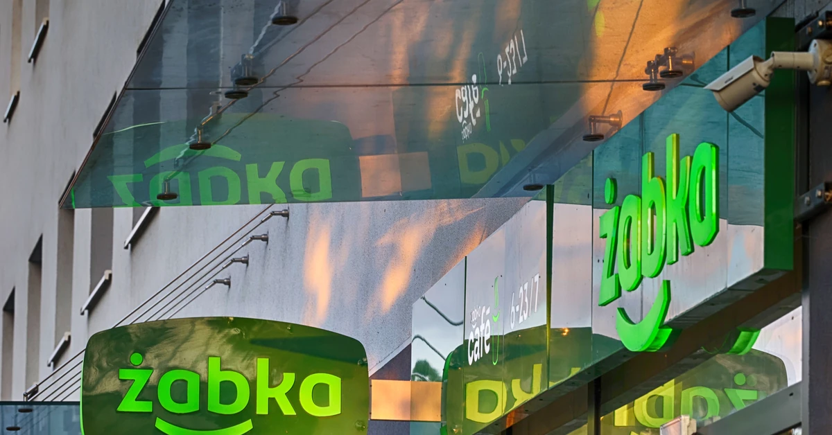 Dzień przed 11 listopada. Do której otwarta jest Żabka? Godziny otwarcia