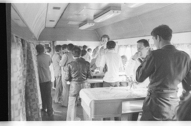 Pasażerowie w wagonie Warsu, 1985 r.
