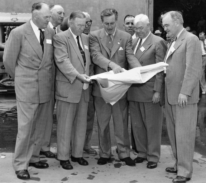 Walt pokazuje plany Disneylandu urzędnikom z hrabstwa Orange w grudniu 1954 r.
