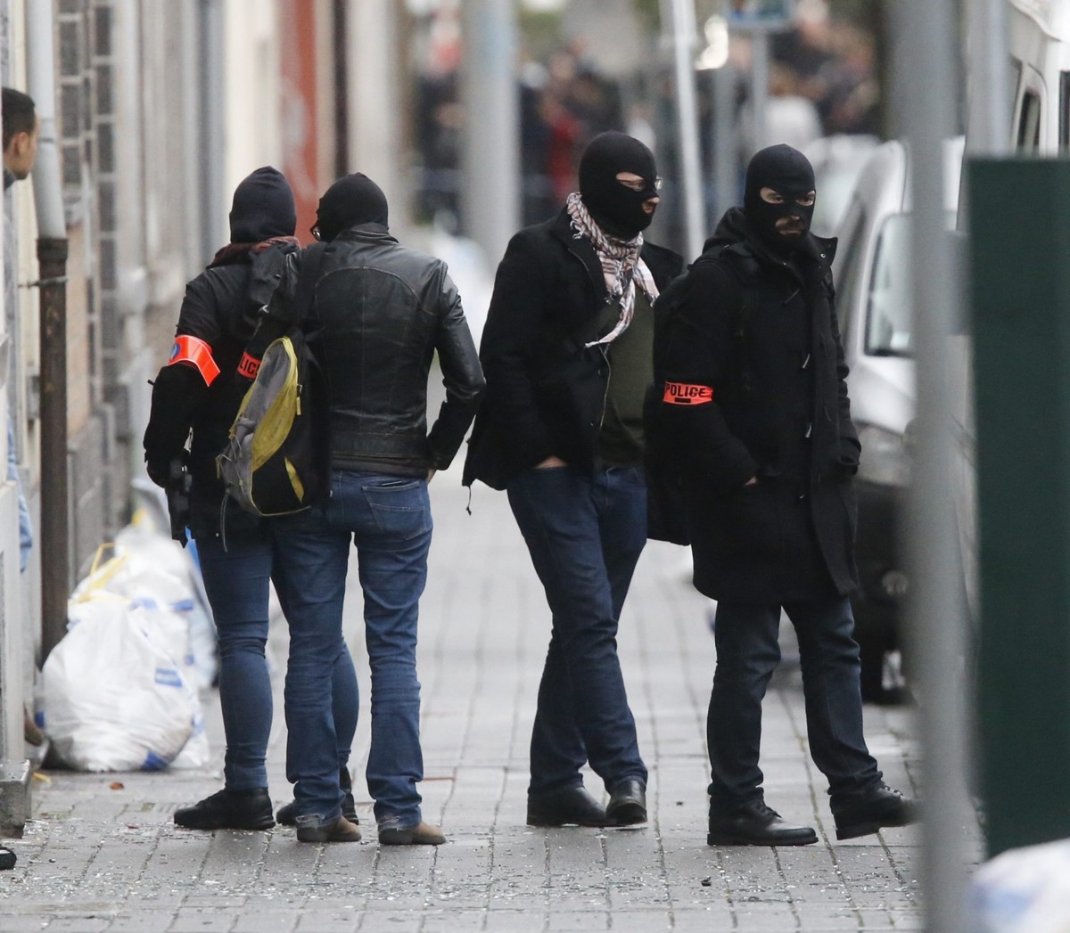 Policja ostrzega, że Abrini jest niebezpieczny i prawdopodobnie ma przy sobie broń.