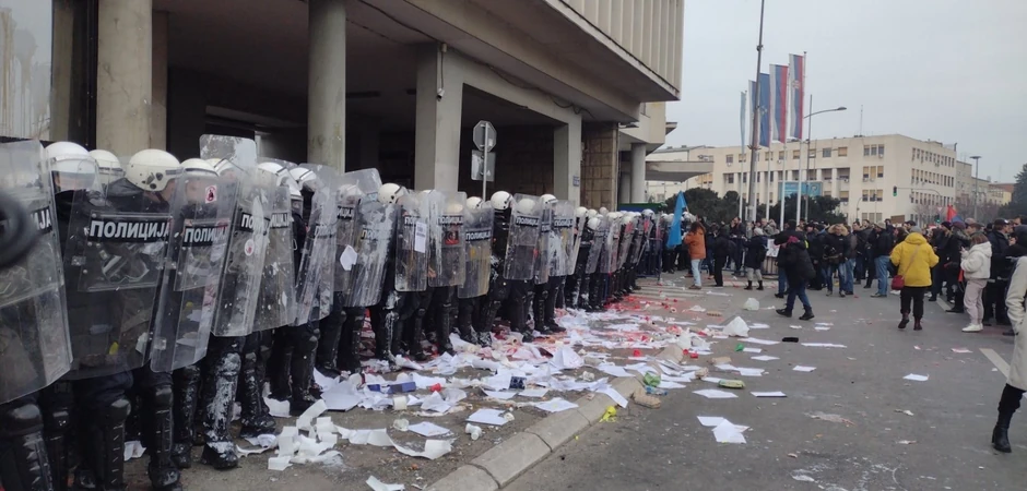 Nemiri u Novom Sadu tokom današnjeg zasedanja gradskog parlamenta