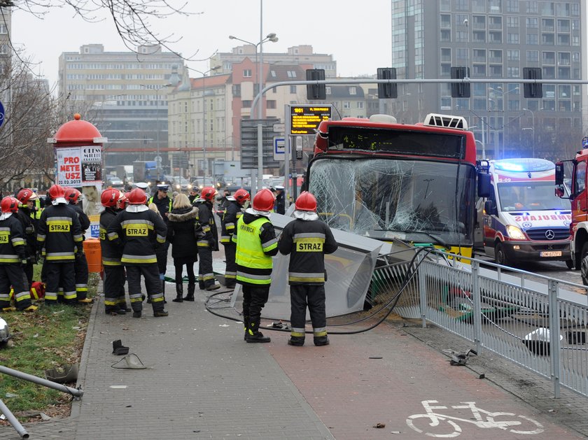 Na Przystanek Wjechał Autobus Pełen Ludzi 1 osoba nie żyje, pięć jest rannych. Wypadek we Wrocławiu. Autobus