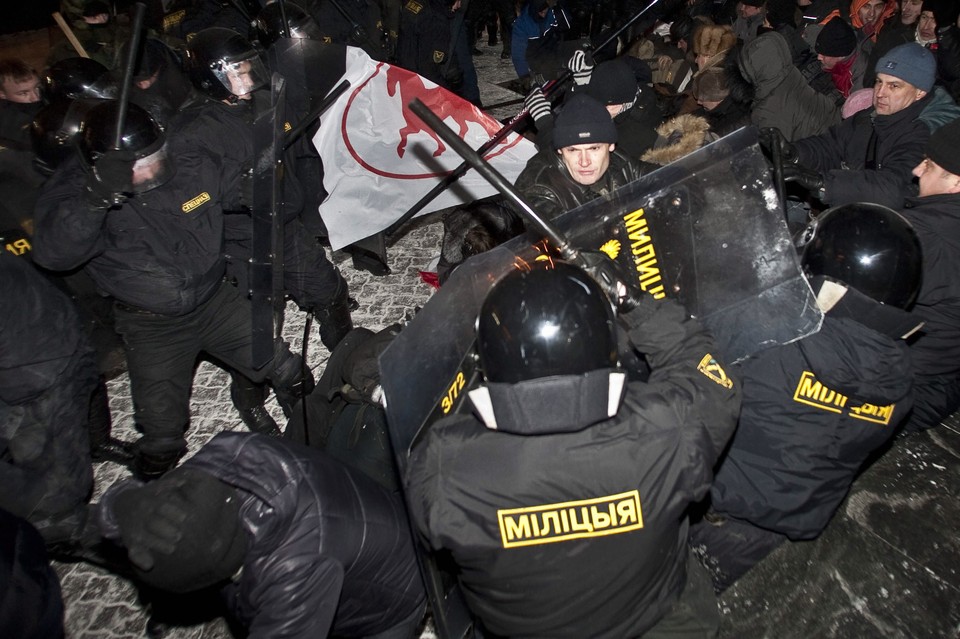  Starcie uczestników powyborczej manifestacji na Placu Niepodległości z milicją, fot. PAP/Wojciech Pacewicz