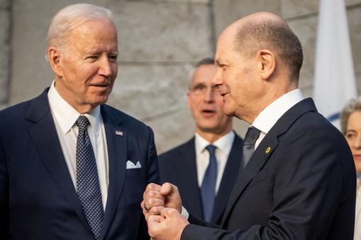 W kwestii wojny w Ukrainie Niemcy podążają za największymi sojusznikami - USA. Na zdjęciu Joe Biden i Olaf Scholz.