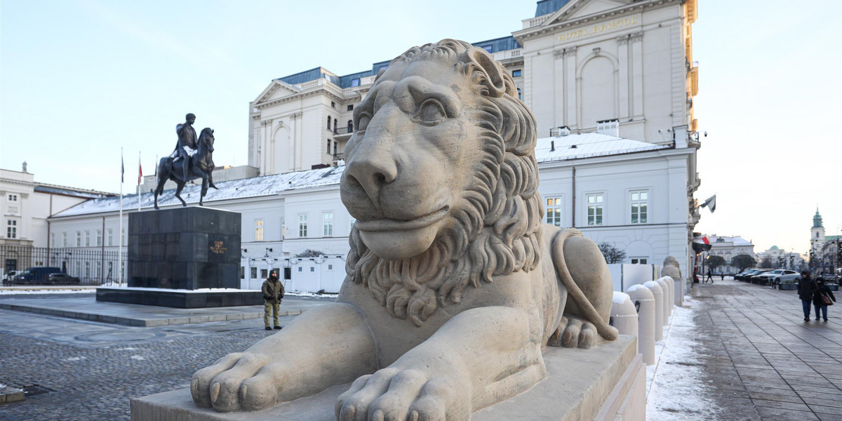  Lew to jeden z symboli Krakowskiego Przedmieścia. 