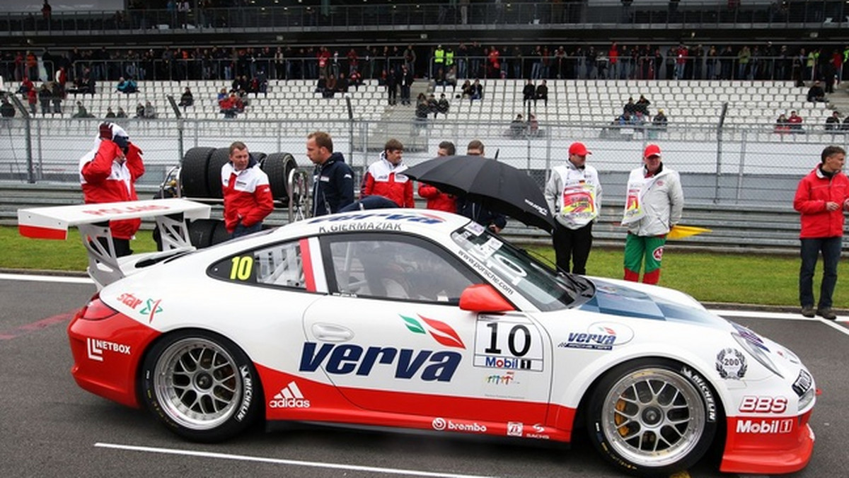 Jeszcze kilkaset metrów przed metą Kuba Giermaziak był na najlepszej drodze na podium w pierwszym tegorocznym wyścigu Porsche Supercup. Niestety, uderzony przez rywala w tył, pięć zakrętów przed końcem Polak stracił dwie pozycje i był czwarty w Barcelonie.