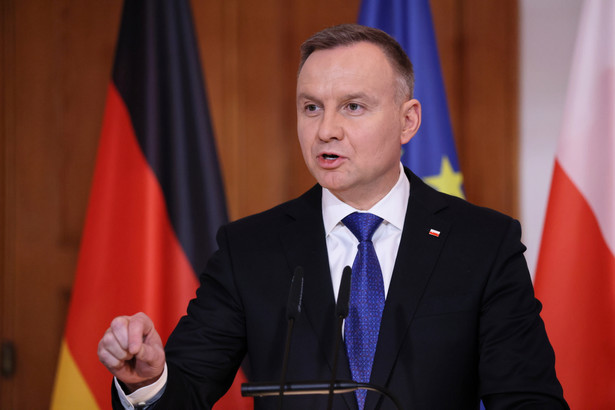 Berlin, Niemcy, 12.12.2022. Prezydent Rzeczypospolitej Polskiej Andrzej Duda podczas konferencji prasowej po spotkaniu z prezydentem Niemiec Frankiem-Walterem Steinmeierem w Berlinie, 12 bm. Prezydent RP kontynuuje wizytę roboczą w Republice Federalnej Niemiec. (amb) PAP/Leszek Szymański