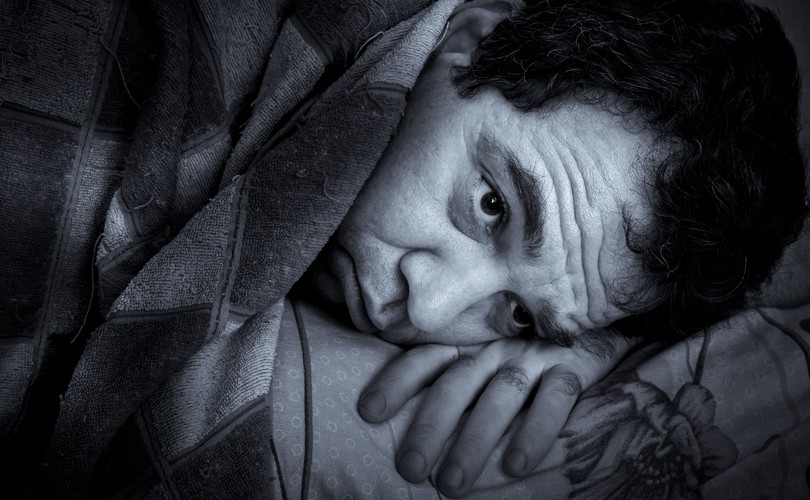 2. Korzystanie ze smartfona przed snem powoduje bezsenność