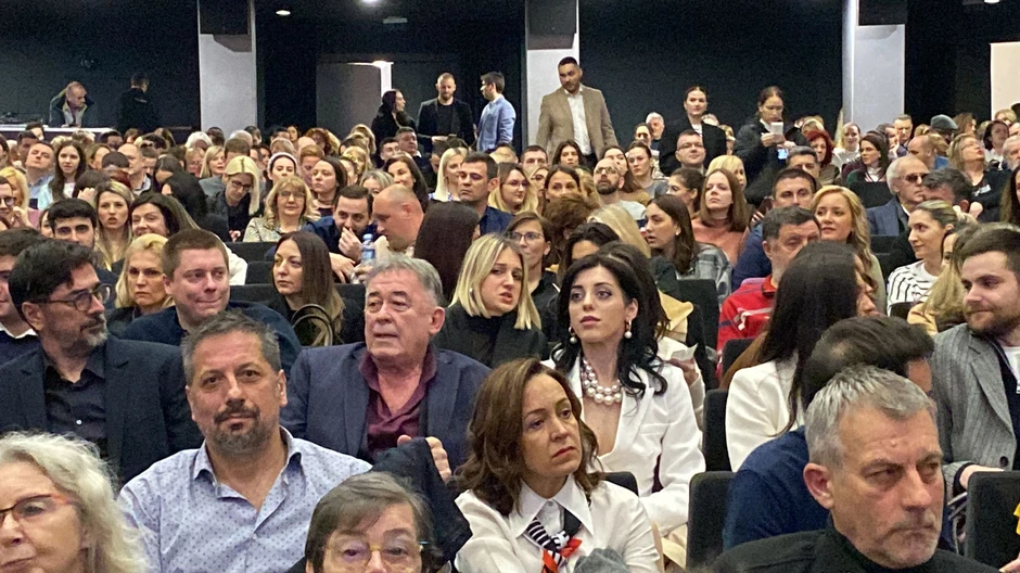 Mima Karadžić sa devojkom