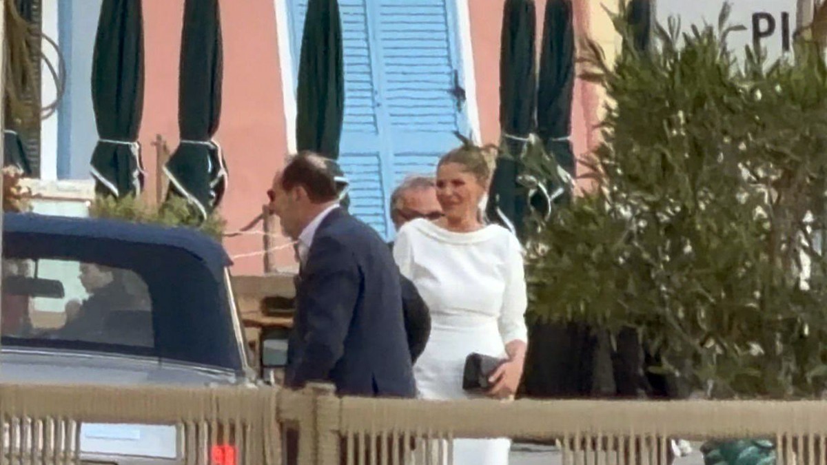 DUGA BELA VENČANICA I SLAVLJE BEZ SINA Svi detalji prvog dana svadbe Meline Džinović i milionera (70): Na veselju i bend sa kojim je Haris sarađivao