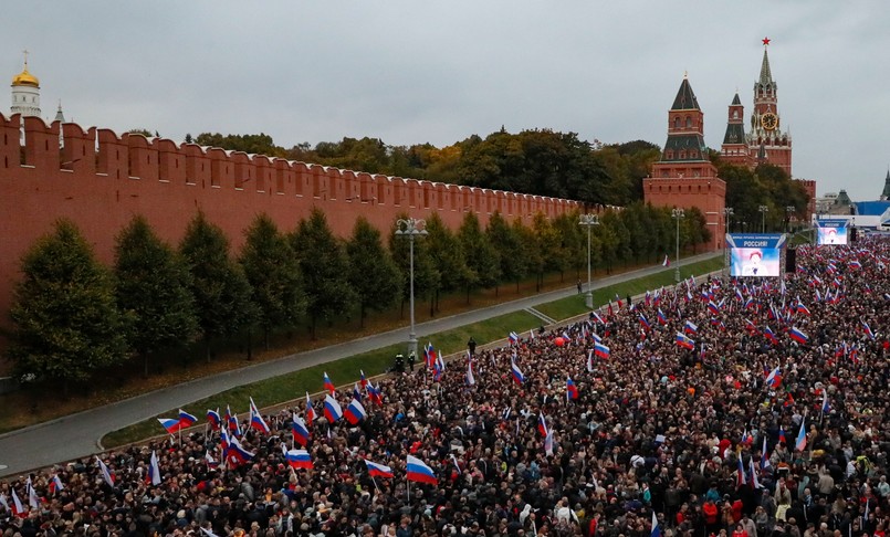 Wiec poparcia przed Kremlem po ogłoszeniu przez Putina aneksji ukraińskich terytoriów