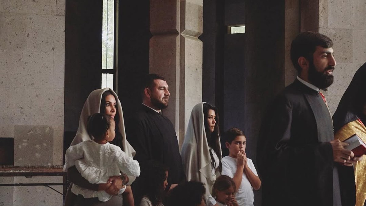 Kim Kardašijan na stubu srfama šta (ni)je uradila za pravoslavni Uskrs