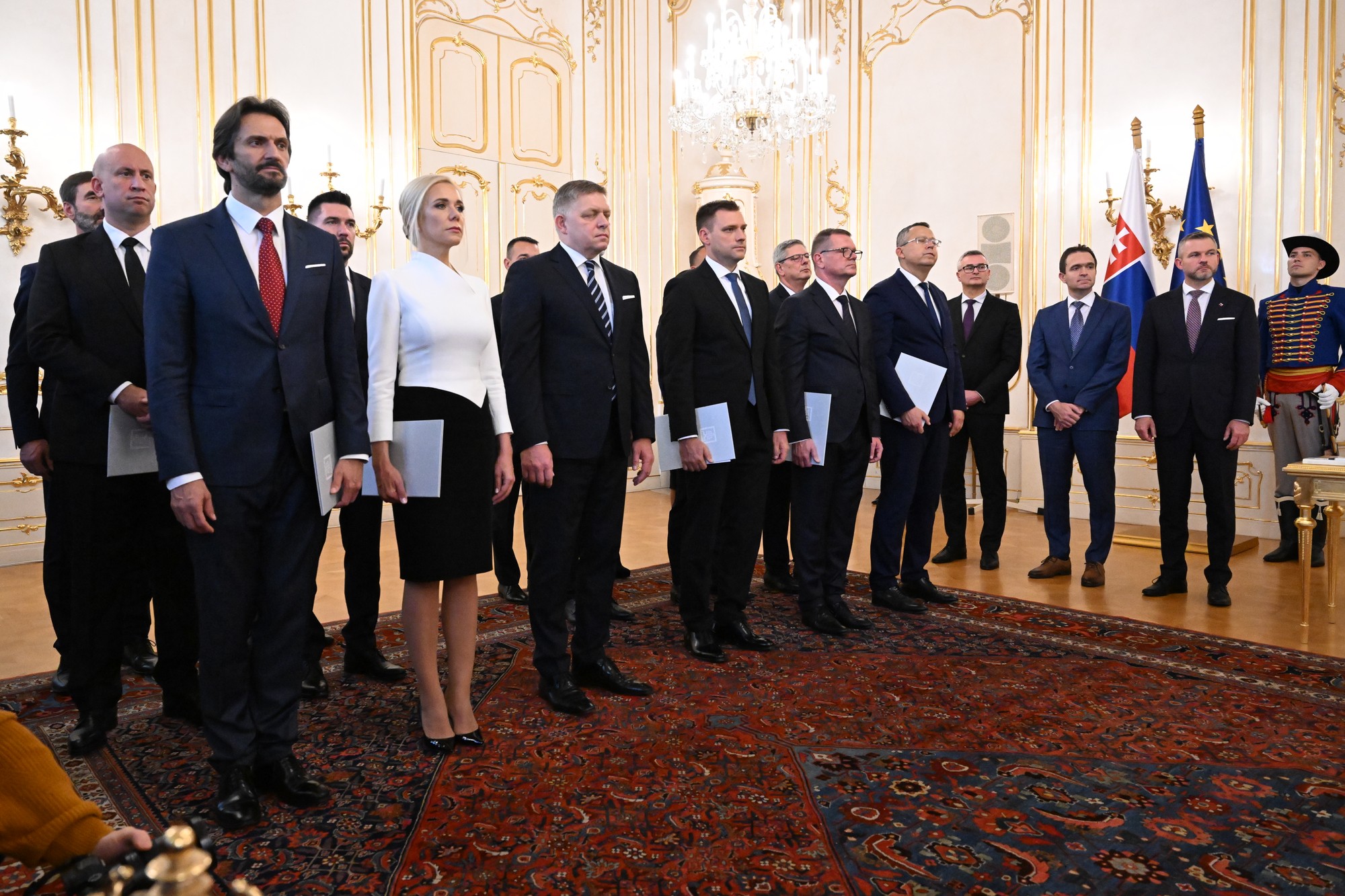 Prezidentka Zuzana Čaputová vymenovala novú vládu Roberta Fica.