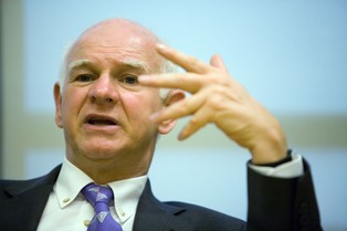 Davies: Nad bankami bomba tyka