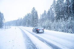 Wracają intensywne śnieżyce i zawieje śnieżne. Będzie ślizgawica. IMGW ostrzega przed bardzo trudnymi warunkami na drogach
