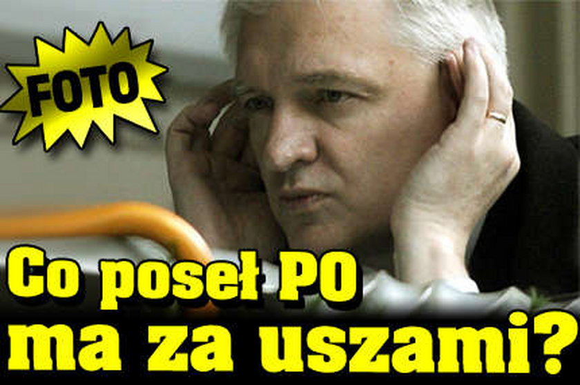 Co ma poseł PO za uszami?