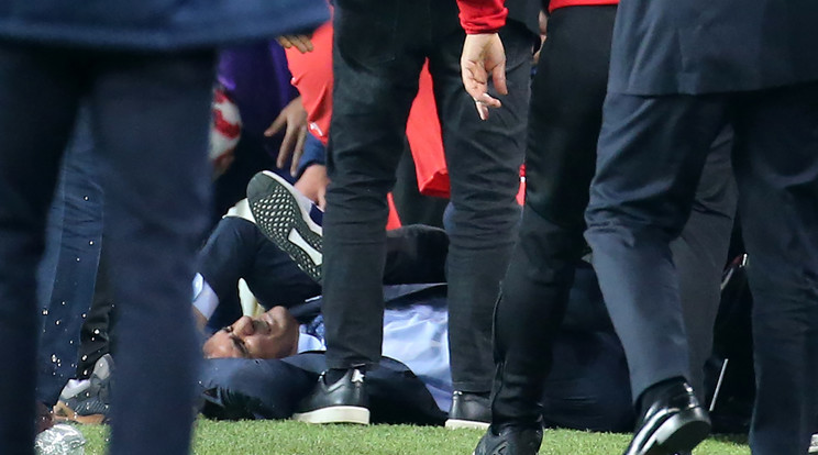 A Besiktas vezetőedzője a földre
rogyott, akkora ütést kapott /Fotó: AFP